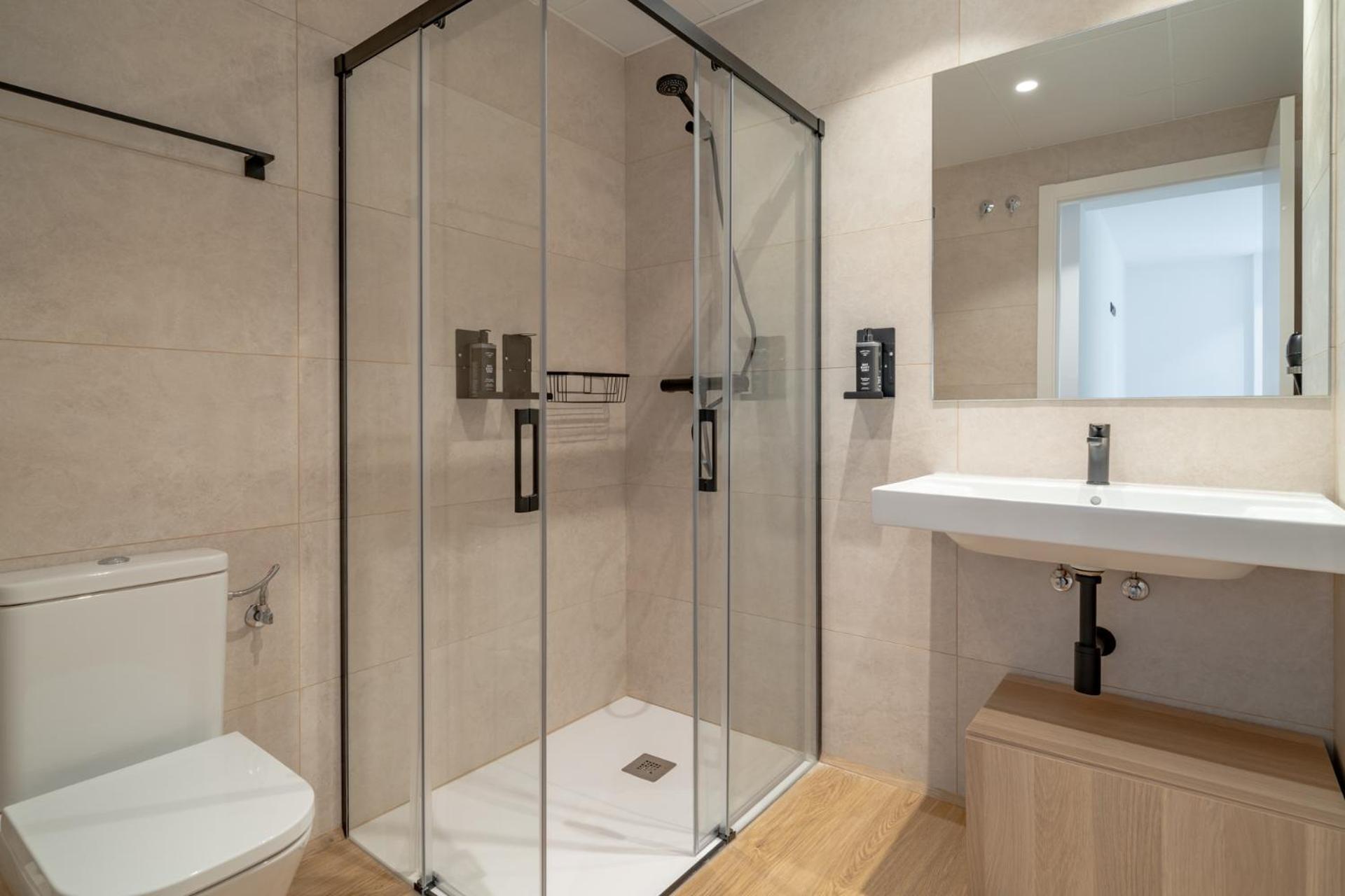 Limehome Barcelona Placa Pirineus L'Hospitalet de Llobregat Esterno foto